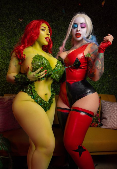 Poison Ivy X Harley Quinn 45 image photo set is dropping tonight on 0F &amp; Fansly featuring @MidnaAsh 🌿&diams;️