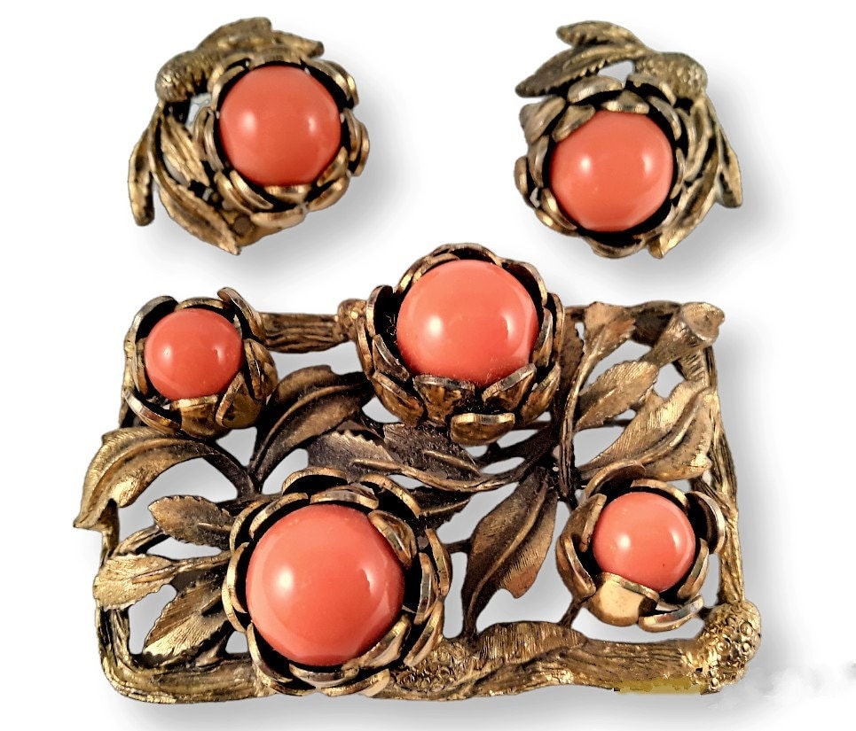 renaissancefai's tweet photo. Art Nouveau Coral Glass Brooch-Earring Set, Floral Setting, High Relief, Clip On, Vintage https://t.co/80lJ7ACFbW #floral #earrings #women #glass #artnouveau #jewelryset #broochearringset #antiquedgoldtone #goldwash https://t.co/KHv385E5BA