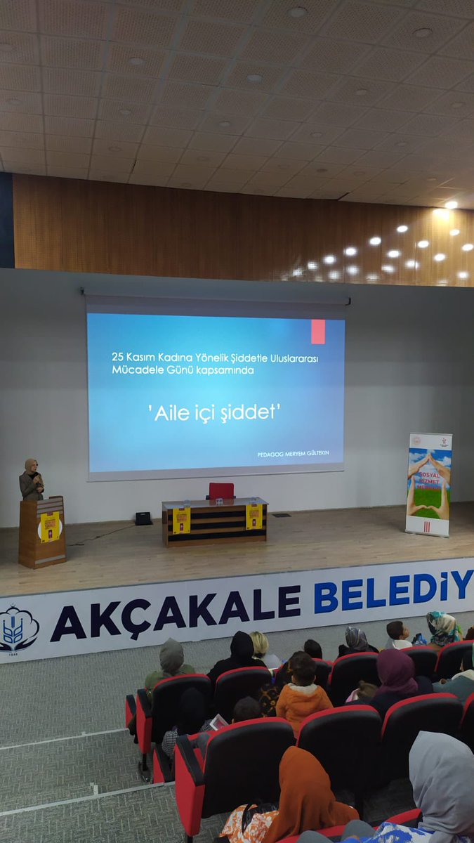 AkcakaleShm's tweet photo. 25 Kasım Kadına Yönelik Şiddete Karşı Uluslararası Mücadele Günü kapsamında Akçakale Sosyal Hizmet Merkezi tarafından düzenlenen programda; Pedagog Meryem GÜLTEKİN tarafından  "AİLE İÇİ ŞİDDET " temalı konferans verildi. Programda katılımcılara,  KADES uygulaması anlatıldı. https://t.co/U9JgfzFQzU