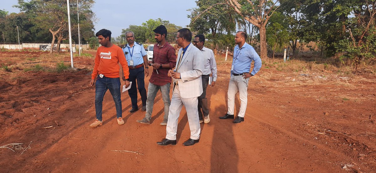 2/4)#AirportDirector visited the operational area along withHOD:Civil,Fire,Terminal Manager,#AAI  & Agency.Few days ago,this space was full of wild growth & inaccessible.But good effort by Engg. Team, Removed 
 under #SpecialCompaign2 
@AAI_Official @MoCA_GoI @AAIRHQSR @DARPG_GoI https://t.co/Fhh130h8LR