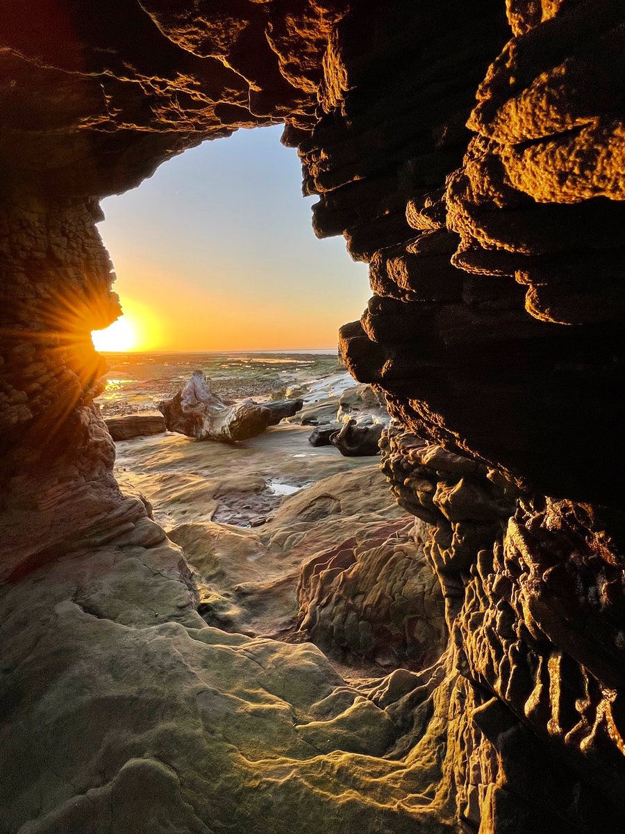 RichardGhorbal's tweet photo. Sunrise this morning from Middle Eye, Hilbre Islands, Dee Estuary, Wirral.

@hilbrebirdobs @WirralCouncil #wirralsunrise #wirral #deeestuary #hilbre #hilbreisland https://t.co/t1ogtNntXm