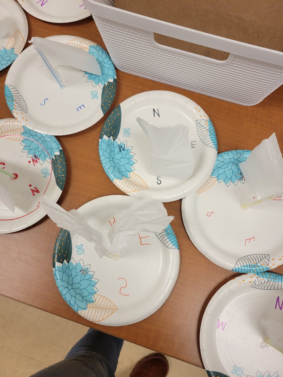 mrspruittRW's tweet image. Exploring wind and wind direction using bubbles and student made weather vanes! We love science!!
