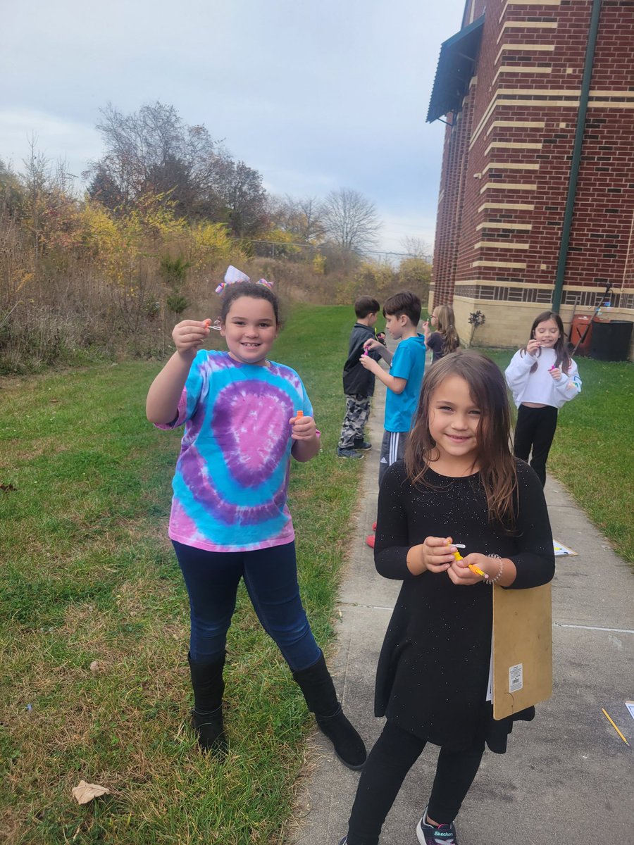 mrspruittRW's tweet image. Exploring wind and wind direction using bubbles and student made weather vanes! We love science!!
