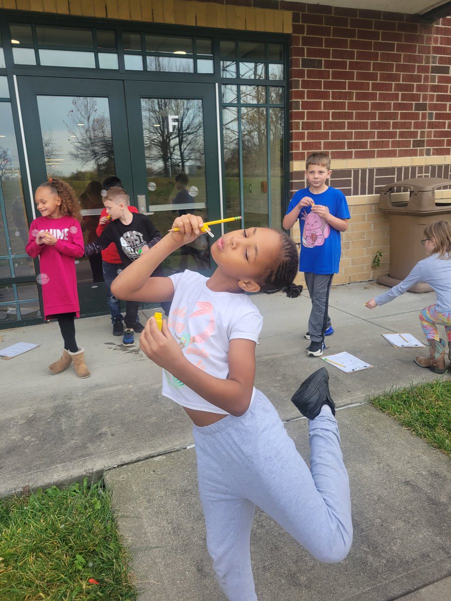 mrspruittRW's tweet image. Exploring wind and wind direction using bubbles and student made weather vanes! We love science!!