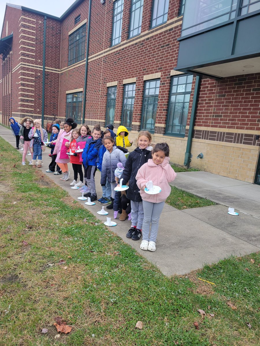 mrspruittRW's tweet image. Exploring wind and wind direction using bubbles and student made weather vanes! We love science!!
