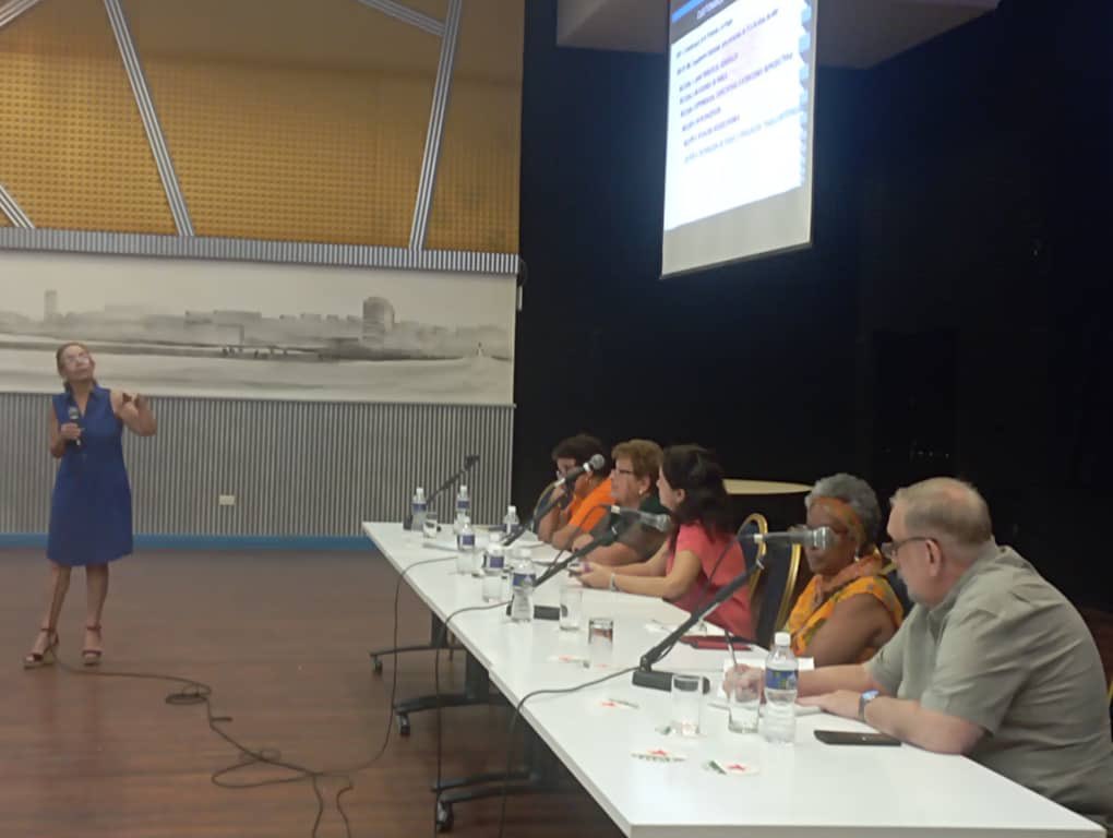 #Ahora se debate acerca de los nudos críticos para el análisis de la organización social de los cuidados en Cuba, durante el Coloquio “Cuidados y #ViolenciaDeGénero”
💬 Gabriel Coderch identificó los nudos de la subjetividad entre los q atraviesan todo el funcionamiento del país.