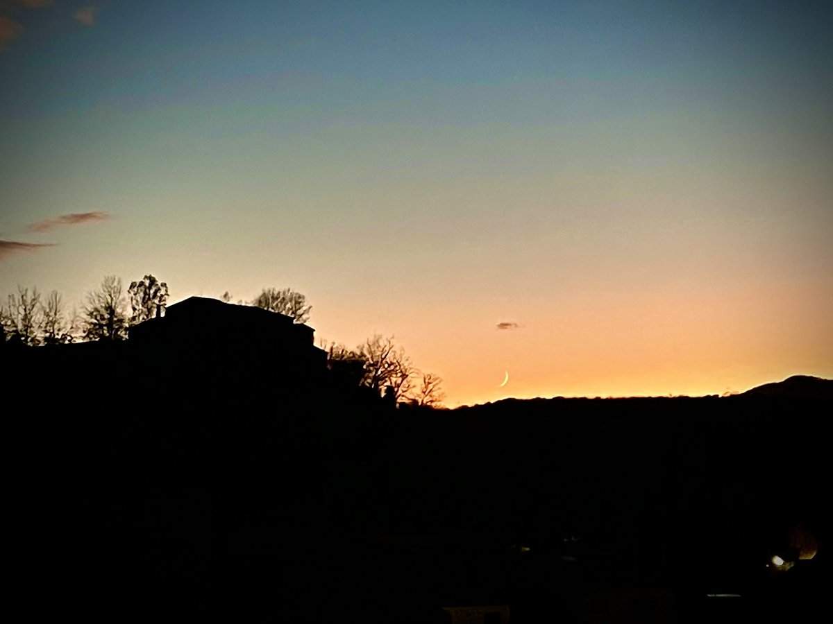 MAR_T_AUTET's tweet photo. Ves a saber si he capturat la càpsula Orió (Artemi1)orbitant la Lluna🤔😅 .Des de #Torelló casa de #ElPuig #Captard .Lluna,molt estètica, creixent @eltempsTV3 @estelsiplanetes @el9nou @settorello @radioonatorello https://t.co/uS7b5UQG4X