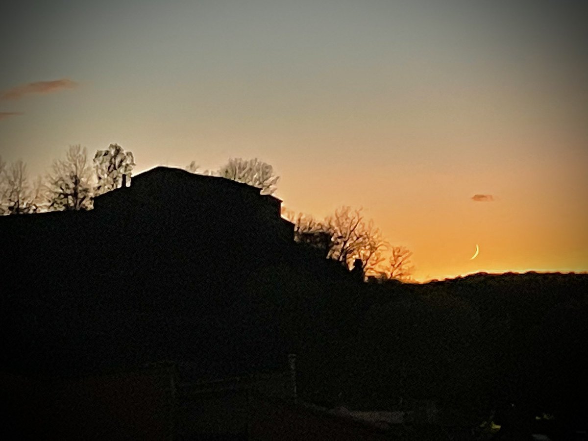 MAR_T_AUTET's tweet photo. Ves a saber si he capturat la càpsula Orió (Artemi1)orbitant la Lluna🤔😅 .Des de #Torelló casa de #ElPuig #Captard .Lluna,molt estètica, creixent @eltempsTV3 @estelsiplanetes @el9nou @settorello @radioonatorello https://t.co/uS7b5UQG4X