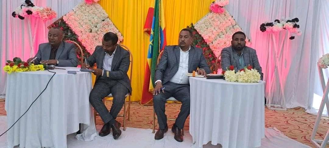 Solomongeta06's tweet photo. 🛸 17ኛው የብሔር ብሔረሰቦች ቀን በደ/ብርሃን ከተማ  ዶ/ር ደሴ ጥላሁን ባቀረቡት የመነሻ ፅሁፍ ላይ ሳታፊዎች ውይይት በማድረግ ፌዴራሊዝም የመንግስት ስርዓት ለሀገራችን ተመራጭ ቢሆንም በርካታ ችግሮች እያጋጠሙ በመሆኑ በትኩረት ይሰራ ብለዋል። https://t.co/STdrai1vVw