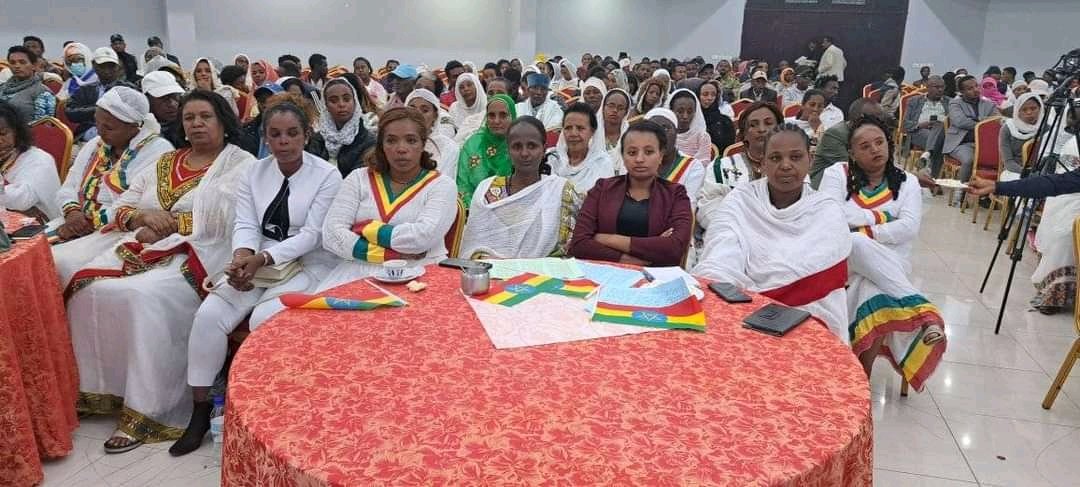 Solomongeta06's tweet photo. 🛸 17ኛው የብሔር ብሔረሰቦች ቀን በደ/ብርሃን ከተማ  ዶ/ር ደሴ ጥላሁን ባቀረቡት የመነሻ ፅሁፍ ላይ ሳታፊዎች ውይይት በማድረግ ፌዴራሊዝም የመንግስት ስርዓት ለሀገራችን ተመራጭ ቢሆንም በርካታ ችግሮች እያጋጠሙ በመሆኑ በትኩረት ይሰራ ብለዋል። https://t.co/STdrai1vVw