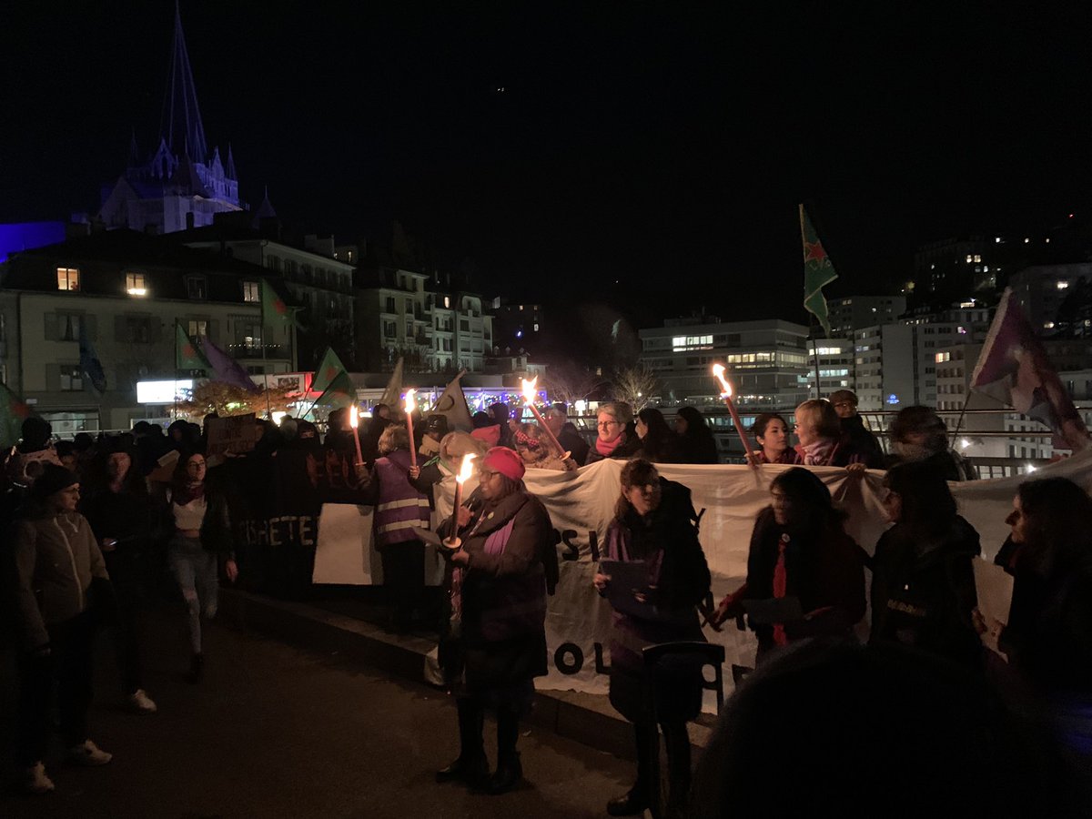 Rassemblement féministe <a href="/GF_Vaud/">Grève féministe et des femmes* Vaud</a> ce soir à Lausanne. Plusieurs centaines de militantes, éclairées par des torches, pour dénoncer les violences à l’égard des femmes <a href="/RTSinfo/">RTS Info (compte archivé)</a> <a href="/Forum_RTS/">Forum (compte archivé)</a>