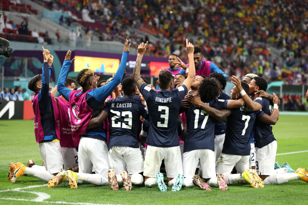 CNNEE's tweet photo. Tras el empate, Ecuador 🇪🇨 se anima y va por la victoria ante Países Bajos 🇳🇱. Están 1 a 1 en 20 minutos del segundo tiempo
https://t.co/CyG1gSEwsa https://t.co/1V4NoQF0wq