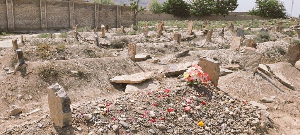 EssarKakar1's tweet photo. د عاسیم مونير په حقله خبره کيږي چي د قرآن حافظ دی، په پاکستان کښې د مزهب په سيکه ښه دروند کاروبار کيږي،خو پښتانه بايد پو شي چي زموږ په حقله د دوي پاليسي له دې هديرې څخه معلوميږي ،ولي زموږ به خپل شهيدان او ورک شوي پښتانه هېر وي،کم خائن به دغه حالت هېر کړي؟ 
#AliWazirOurHero https://t.co/SVDVssqmK8