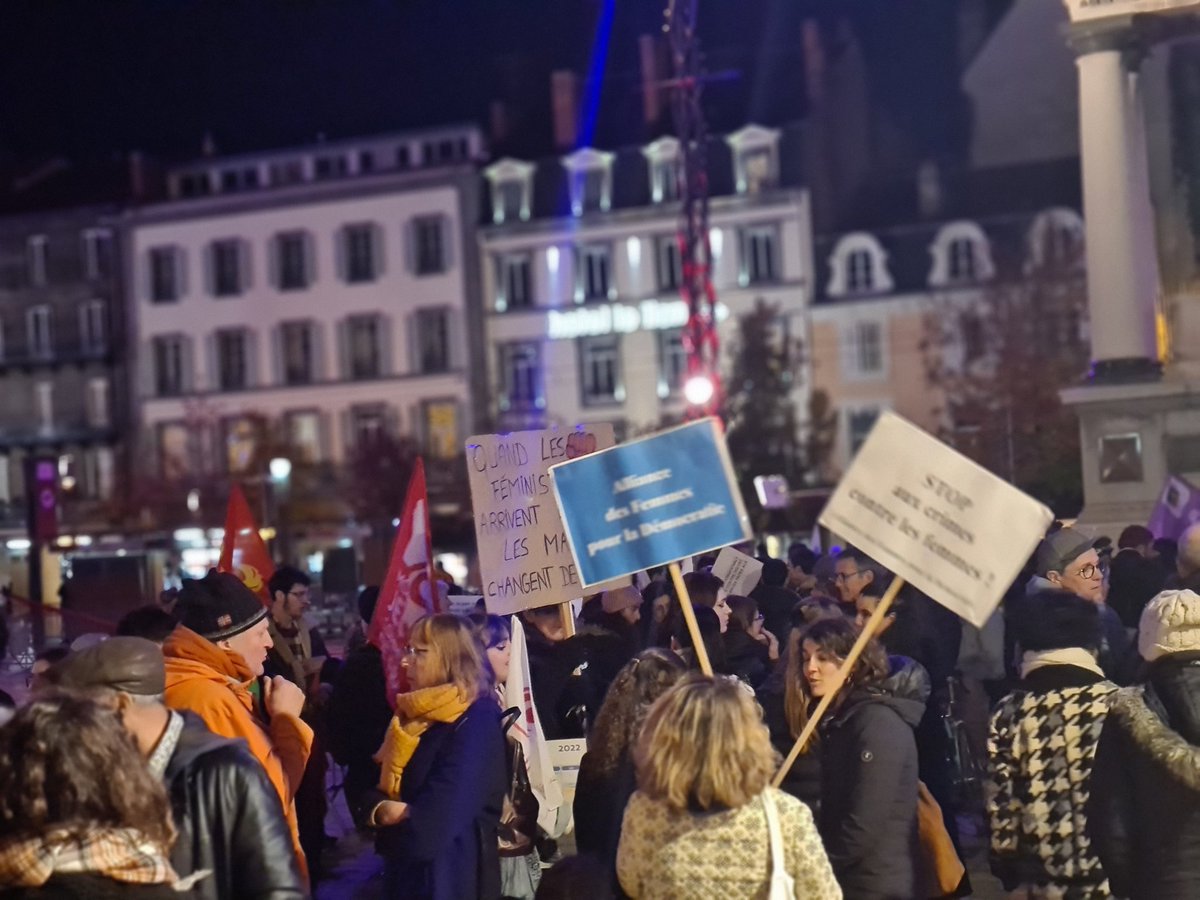 Steph_Merzet's tweet photo. Le collectif 8 mars, qui rassemble plusieurs organisations, manifeste à l'occasion de la journée internationale contre les violences faites aux femmes @lamontagne_fr https://t.co/ZbuM3jzCM6