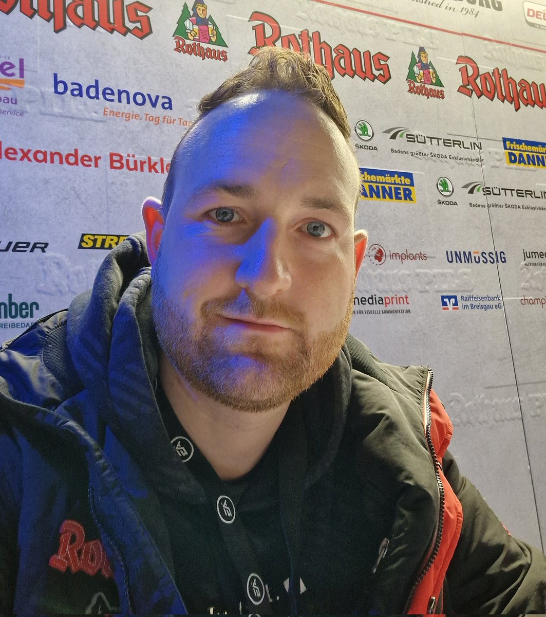 BloodyLP's tweet photo. Eiszeit in der @DEL2_News !
Der @EHC_Freiburg empfängt die @eispiraten in der Echte-Helden-Arena!
Live bei @SpradeTV !
🎙Alex Blattmann @BloodyLP
#Gameday #EHCF #ETC #DEL2 #Kommentator #Wölfe #eispiraten #spradetv https://t.co/iFgW3UzsPz