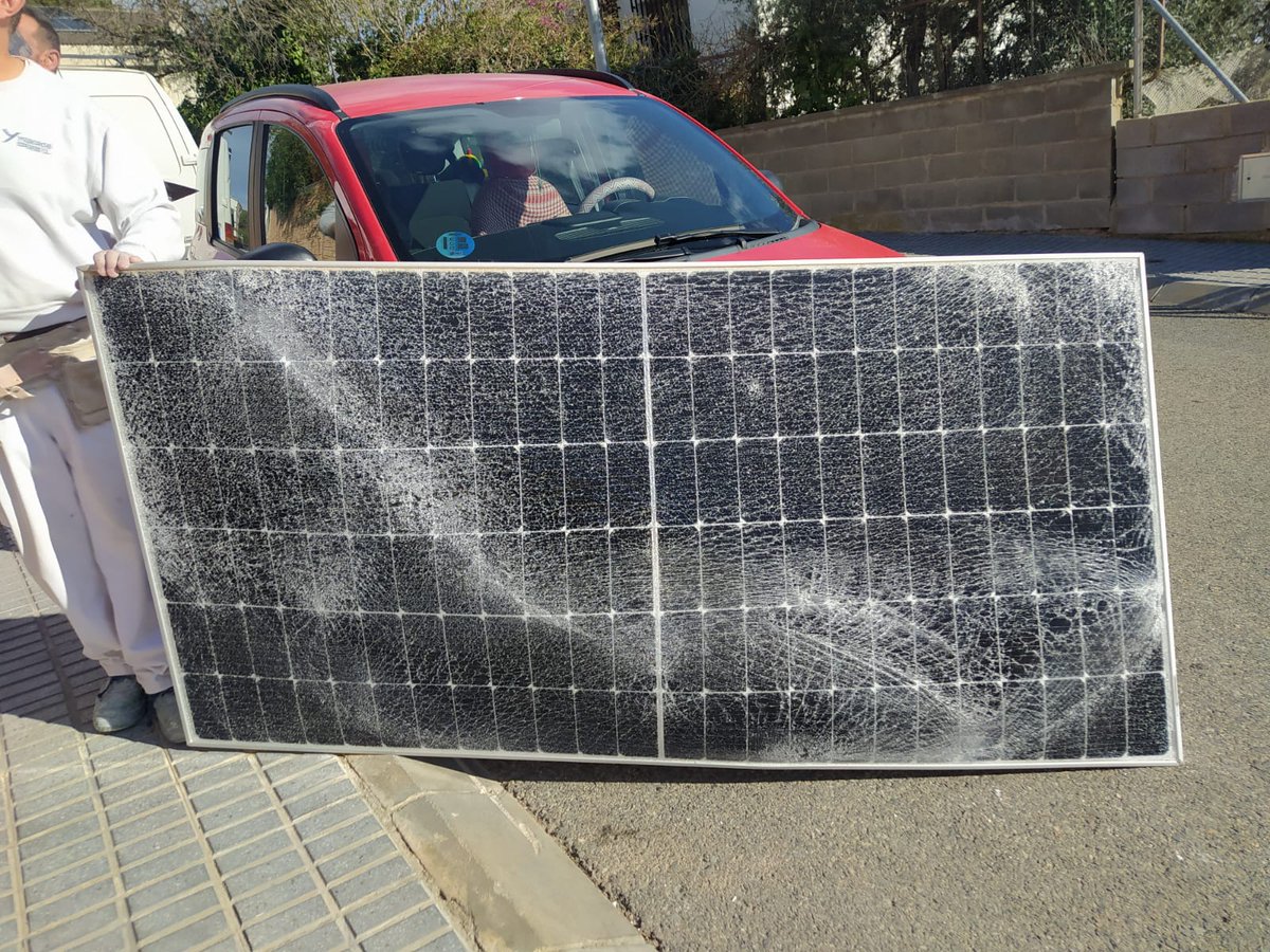 Raul_Bero's tweet photo. @EnergiaEDP hola se ha volado uno de vuestros paneles solares y casi me da a mi y ha reventado mi coche, llevo todo el dia llamando y no habeis hecho una puta mierda, haceis algo o que? https://t.co/cOLuPnsuRq