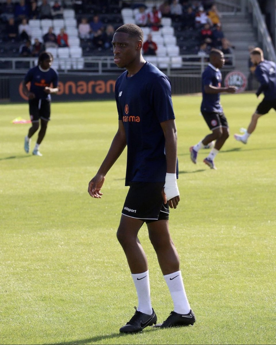 Dulwich Hamlet FC (@dulwichhamletfc) on Twitter photo 🖊️LOAN SIGNING🖊️
The club welcomes young defender Temi Eweka to the club on a 28-day loan from <a href="/MUFCYorkRoad/">Maidenhead United</a>.
Temi was previously @Barnsey299's captain at Staines Town. Read more here👇
pitchero.com/clubs/dulwichh…
📸 - Maidenhead United
Welcome <a href="/temieweka_/">Temi Eweka</a>!
#DHFC 💖💙 🖊️LOAN SIGNING🖊️
The club welcomes young defender Temi Eweka to the club on a 28-day loan from <a href="/MUFCYorkRoad/">Maidenhead United</a>.
Temi was previously @Barnsey299's captain at Staines Town. Read more here👇
pitchero.com/clubs/dulwichh…
📸 - Maidenhead United
Welcome <a href="/temieweka_/">Temi Eweka</a>!
#DHFC 💖💙