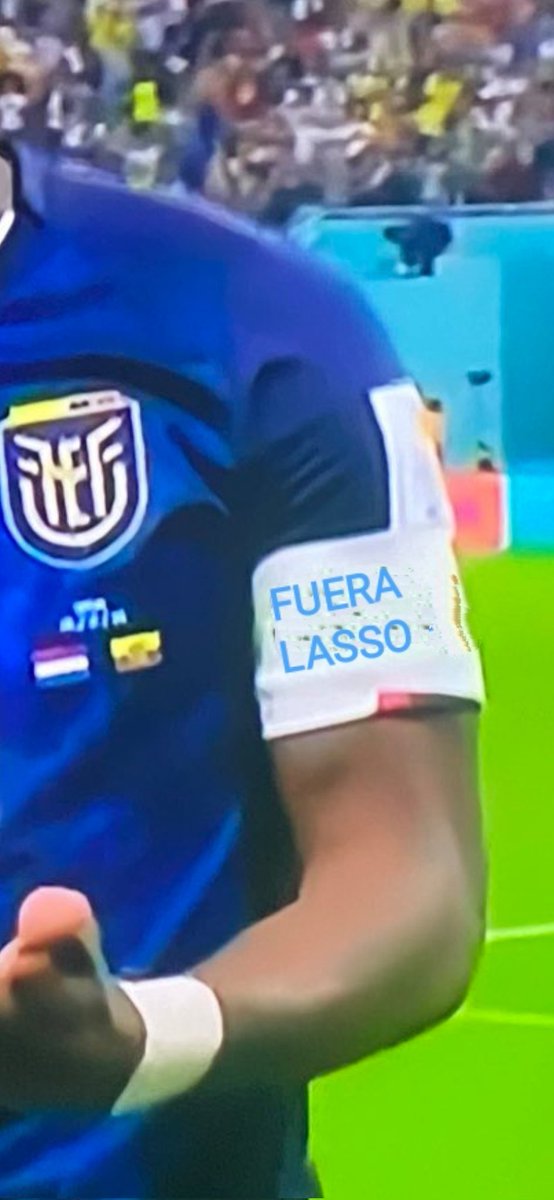 85Estebancer's tweet photo. Enner sorprende en el mundial con su brazalete de capitán. Es el sentir de todo un país. FUERA LASSO https://t.co/wrCaRN8dcx