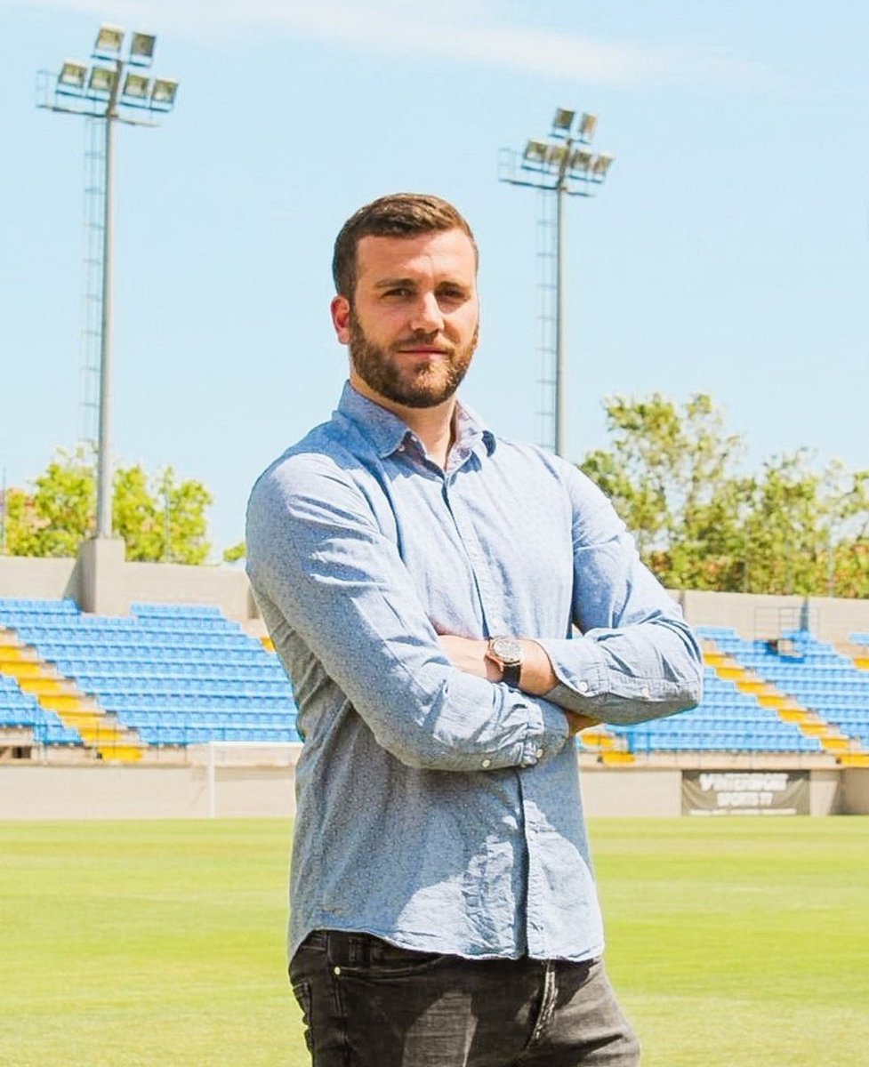 Gol_Cat's tweet photo. ÚLTIMA HORA 🔴

@AlexRedondo89 és l'escollit al @palamoscf! 

L'exdirector esportiu de @CF_Badalona, @uesantandreu o @CE_Jupiter, entre d'altres, és el nou tècnic a la banqueta del Degà.

📸 Palamós CF 

#1cat1 #futbolcat #Palamos https://t.co/7gTMQElQ0m