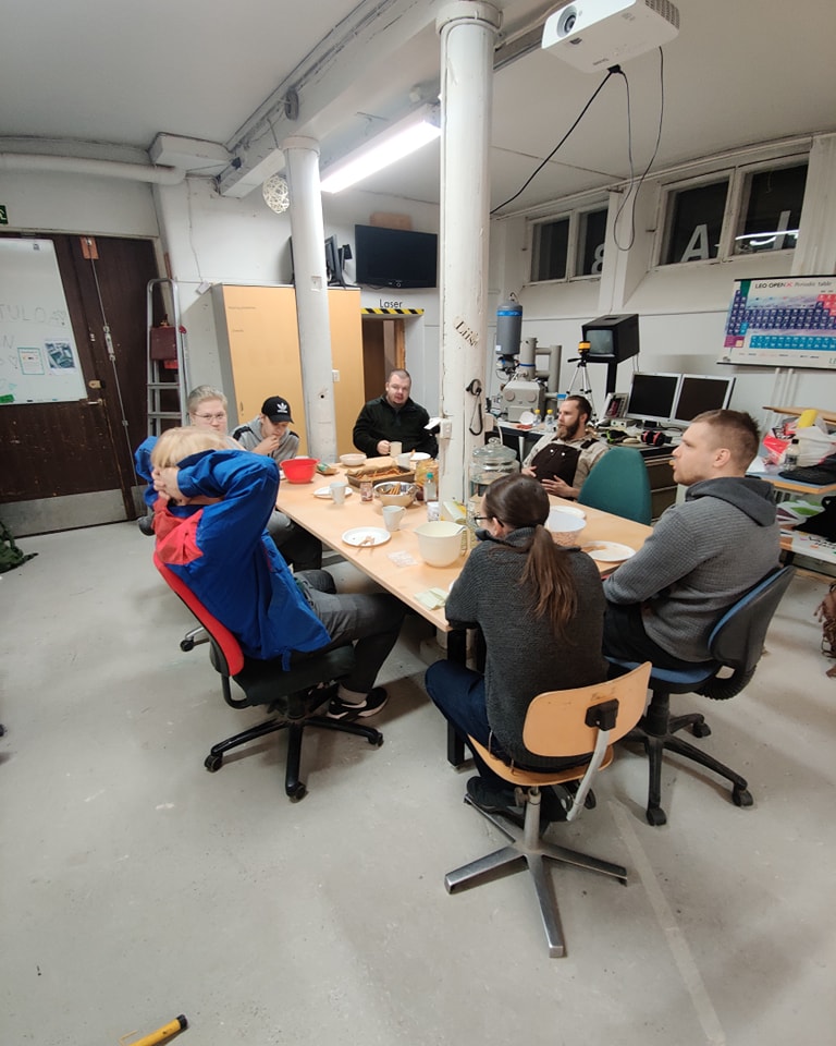 Lettukestit seinän purkamisen lomassa 🍷👌 

#vaasa #vasa #hacklab #vaasahacklab #lätty #raksa instagram.com/p/ClZHzMFNfl7/