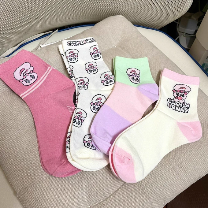 กลับบ้านมาเจอว่าถุงเท้า Esther Bunny ที่คอลแลบกับ Sabina มาส่งแล้ว คอลเลกชั่นนี้ออกนานละ ตอนนี้เลยเซลอยู่ในแอป ละตอนที่ซื้อคือกดคูปอง 30% จากปุ่มติดตามร้านได้ เลยเอามาแบบละลาย 4 คู่ 300 เอง ไม่แน่ใจคูปองหมดยังลองดูนะๆๆ  