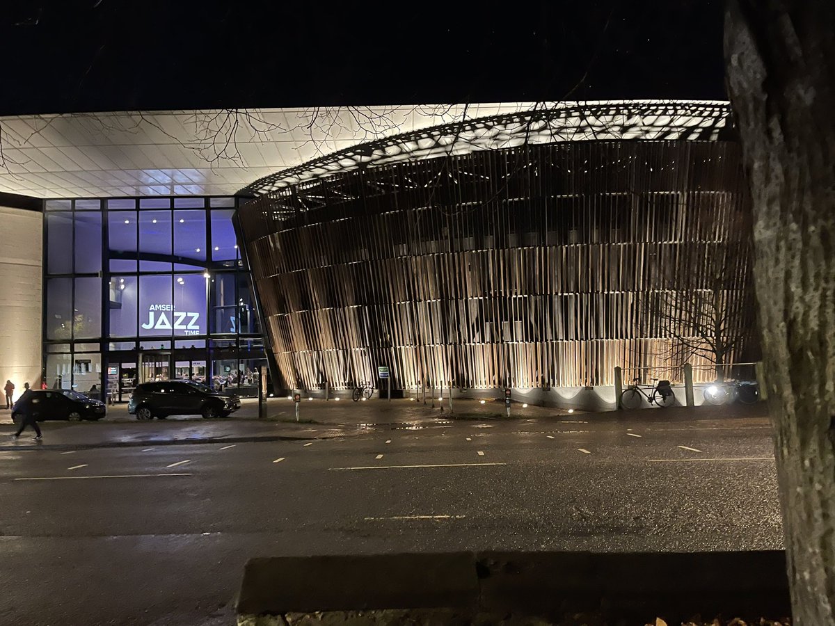 Beautiful to see <a href="/RWCMD/">Royal Welsh College of Music & Drama</a> lit up for #AmserJazzTime this evening 😍😍😍

See you soon my love 👋