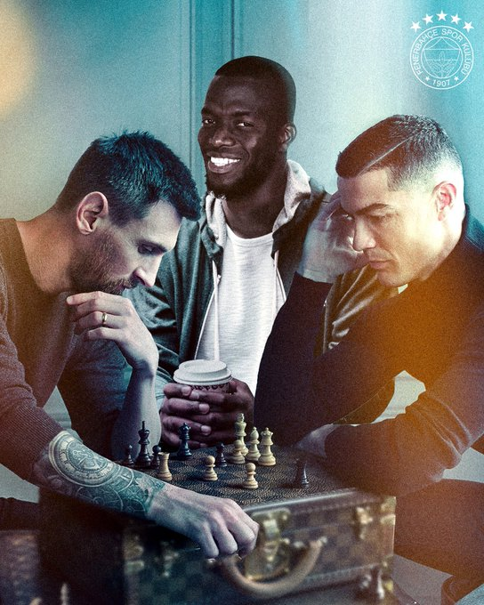 Dünya Kupasısında Enner Valencia'yı sakatlayan herhangi bir oyuncunun hayatı tehlikededir. Herkes ona dikkatli davransın. 9 yıldır süper ligi kazanamadık, Enner Valencia bunu başarabilecek tek isim. Bu bir uyarı değil, tehdittir.
#GOAT𓃵