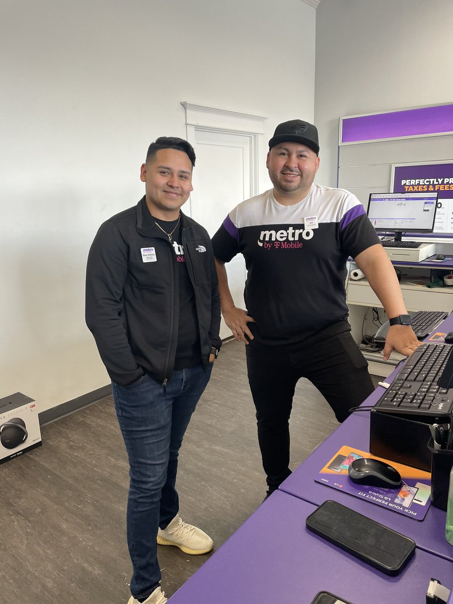 Hanging out with some of the best in Holland on Black Friday 💜<a href="/Noirot/">Mike Noirot</a> <a href="/WinstonAwadzi/">Winston Awadzi</a> <a href="/thayesnet/">Terry Hayes</a>