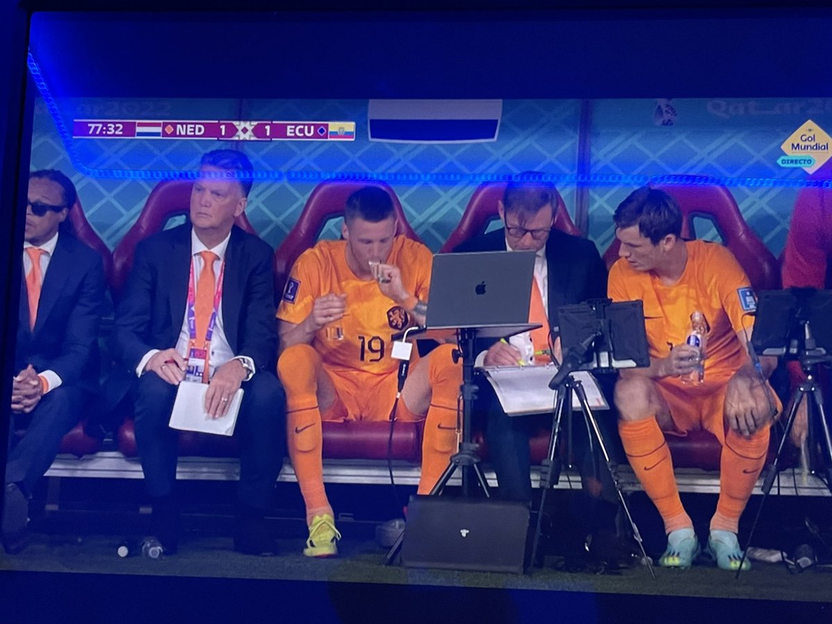tito__db's tweet photo. ¿Información al jugador?
Alucinante cada día más los CT… desde el banquillo tienen cada día más datos y se les facilita al jugador… pero… ¿no será “robotizar” demasiado antes de salir a jugar y dejar al jugador tomar decisiones?

Se admiten opiniones https://t.co/E26GkmP4KZ