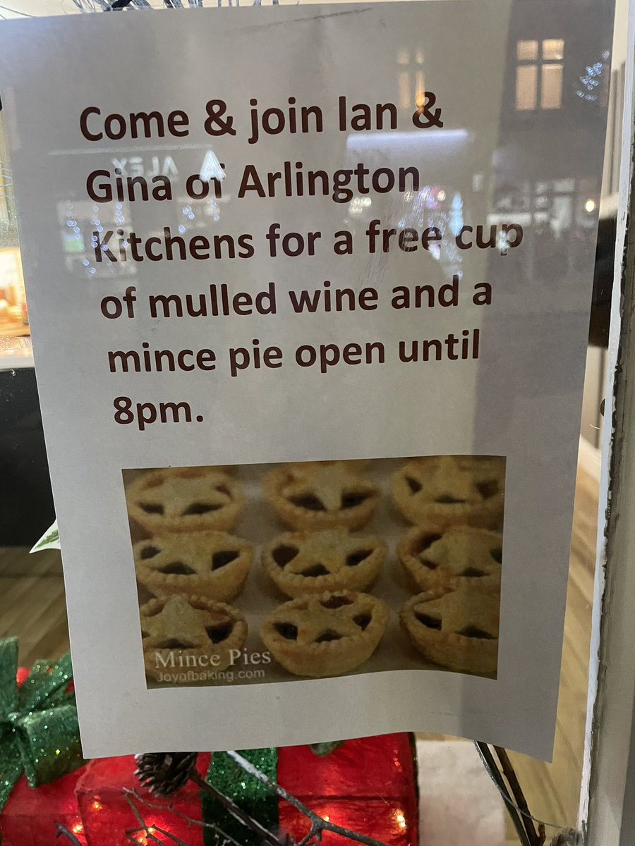 It’s Hampton Hill Christmas parade night! Free mince pies and mulled wine for the last 20years!! Come on down!