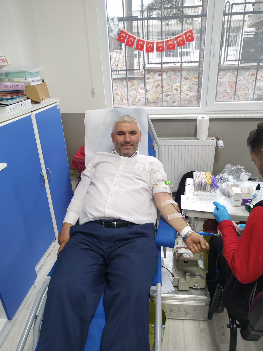 Buhatilk's tweet photo. Göksu Şafak Şahin ilkokulu ögretmeniyle,personeliyle,velileriyle Kızılay ın yanındaydı. 
@serkangur_bursa @GurhanCokgezer https://t.co/Rsy4A9j86I
