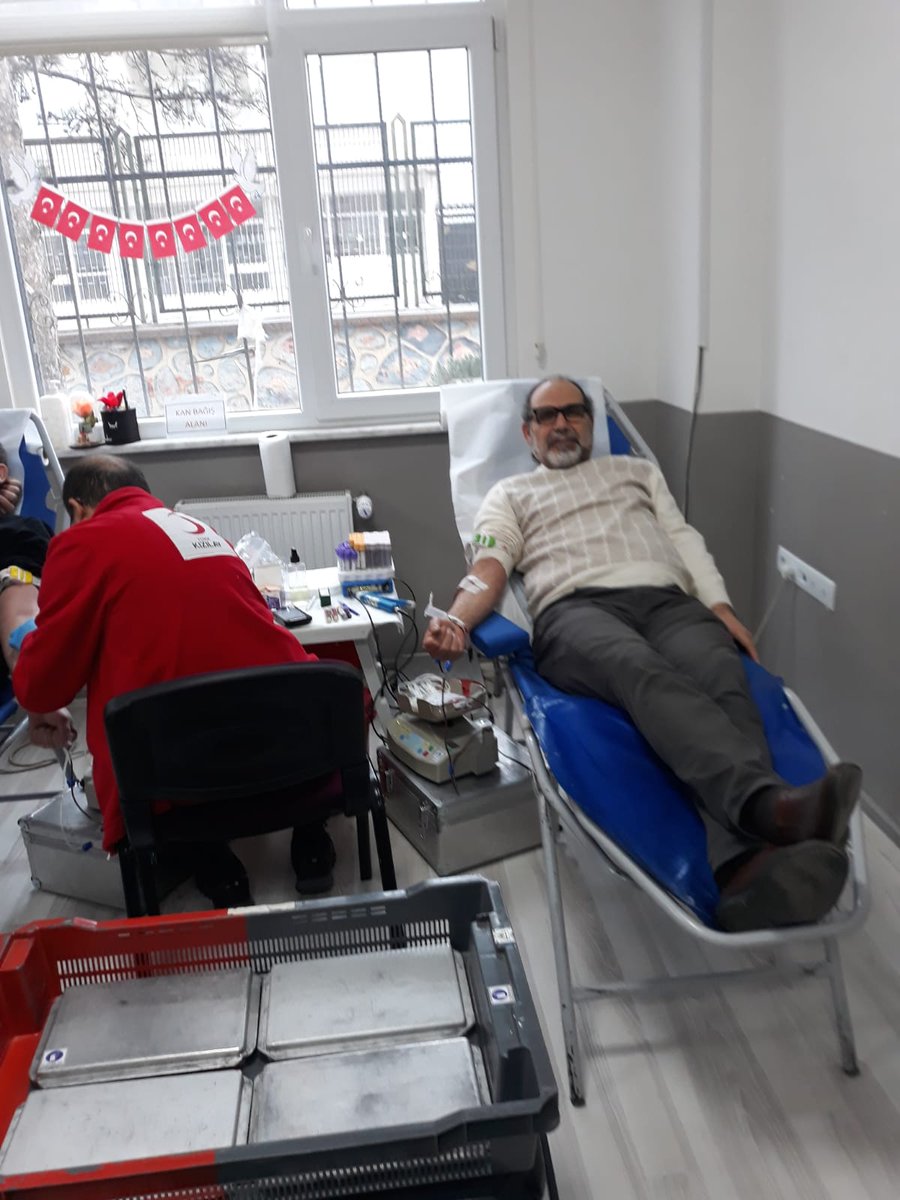 Buhatilk's tweet photo. Göksu Şafak Şahin ilkokulu ögretmeniyle,personeliyle,velileriyle Kızılay ın yanındaydı. 
@serkangur_bursa @GurhanCokgezer https://t.co/Rsy4A9j86I