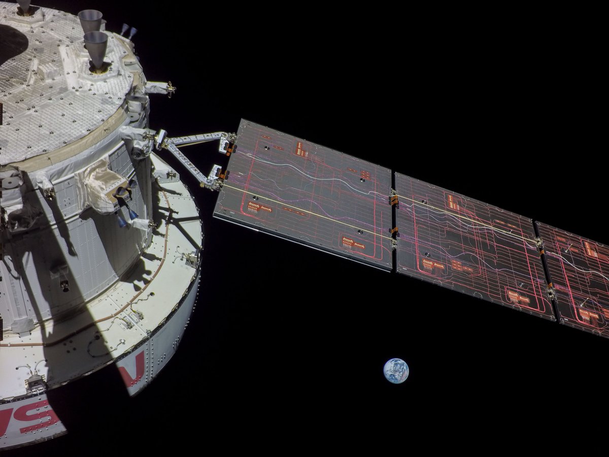 TJ_Cooney's tweet photo. Flight day 9: Orion catches a better image of Earth https://t.co/rQRd24xGWA