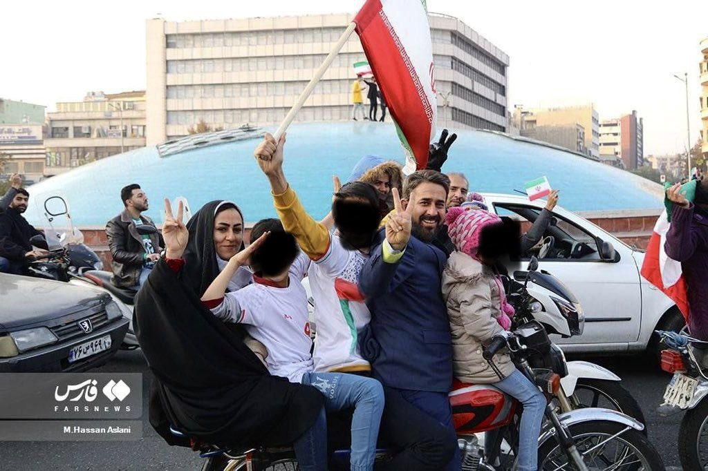 nejatbahrami's tweet photo. خانواده‌ی ایرانی را اینگونه می‌خواهند؛ پرجمعیت، خوشحال از خوشحالی حکومت، قانع به یک موتورسیکلت برای پنج نفر و پا به رکاب برای مناسبتهای حکومت به صرف شربت و شله‌زرد!#مهسا_امینی https://t.co/gQczcb24Fc