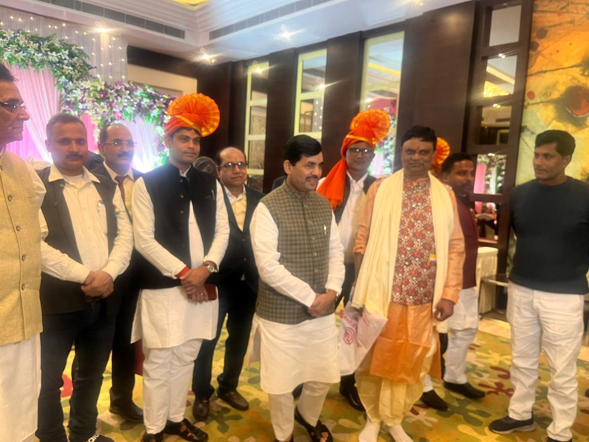 ShahnawazBJP's tweet photo. आज पटना में भागलपुर निवासी डॉ. विनय कुमार सिंह जी की सुपुत्री की शादी में शामिल हुआ और शुभकामनाएं दी। https://t.co/14tldi7L2R