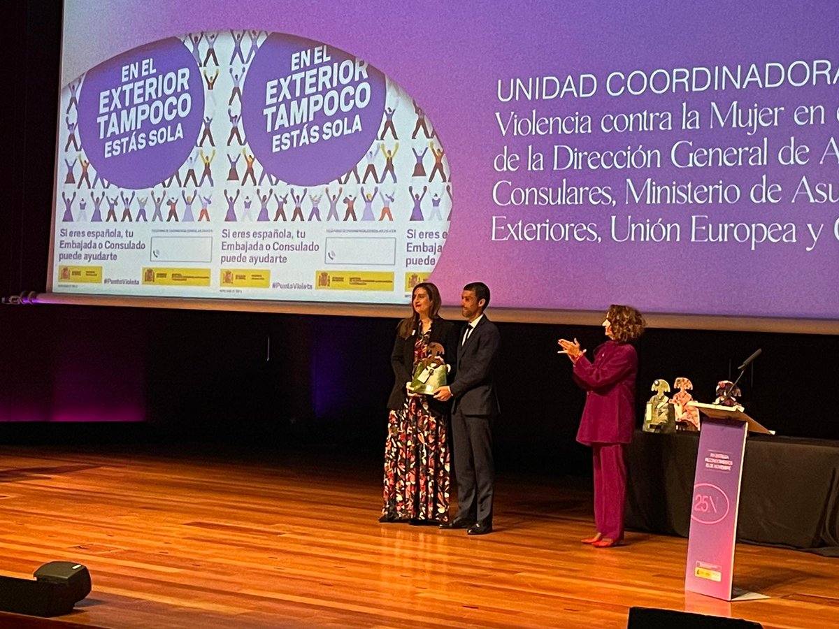 MAECgob's tweet photo. En la XIX Entrega de Reconocimientos por el #25N de @IgualdadGob, el @MAECgob ha sido premiado por su labor institucional en este ámbito.

Desde 2019, la Unidad Coordinadora para la Violencia contra la Mujer en el Exterior ha ayudado a más de 800 mujeres y repatriado a más de 50. https://t.co/Jdv9S6rdwA