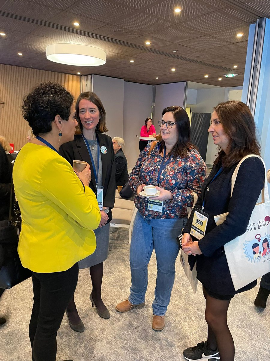 Femmes ET élues, il en faudrait beaucoup plus !

Merci au réseau <a href="/elueslocales/">Élues Locales</a> et merci pour ces journées riches de rencontres

Solidarité, Sororité, on ❤️ !

C’est encore demain
#journeesnationalesdesfemmeselues