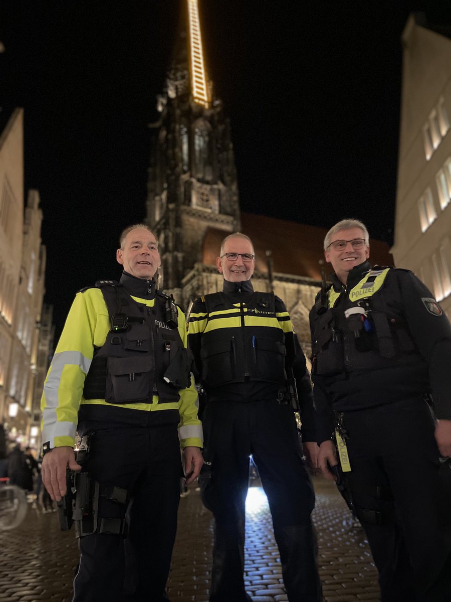 Wir wünschen ein schönes Wochenende! Unsere Kolleginnen und Kollegen 👮🏼👮🏽‍♂️  sind für Eure Sicherheit auch auf dem #Weihnachtsmarkt 🎄 im Einsatz. Auch Kolleginnen und Kollegen aus den Niederlanden unterstützen uns.

___
#PolizeiMünster #PolizeiNRW #WirfürEuch #imEinsatz