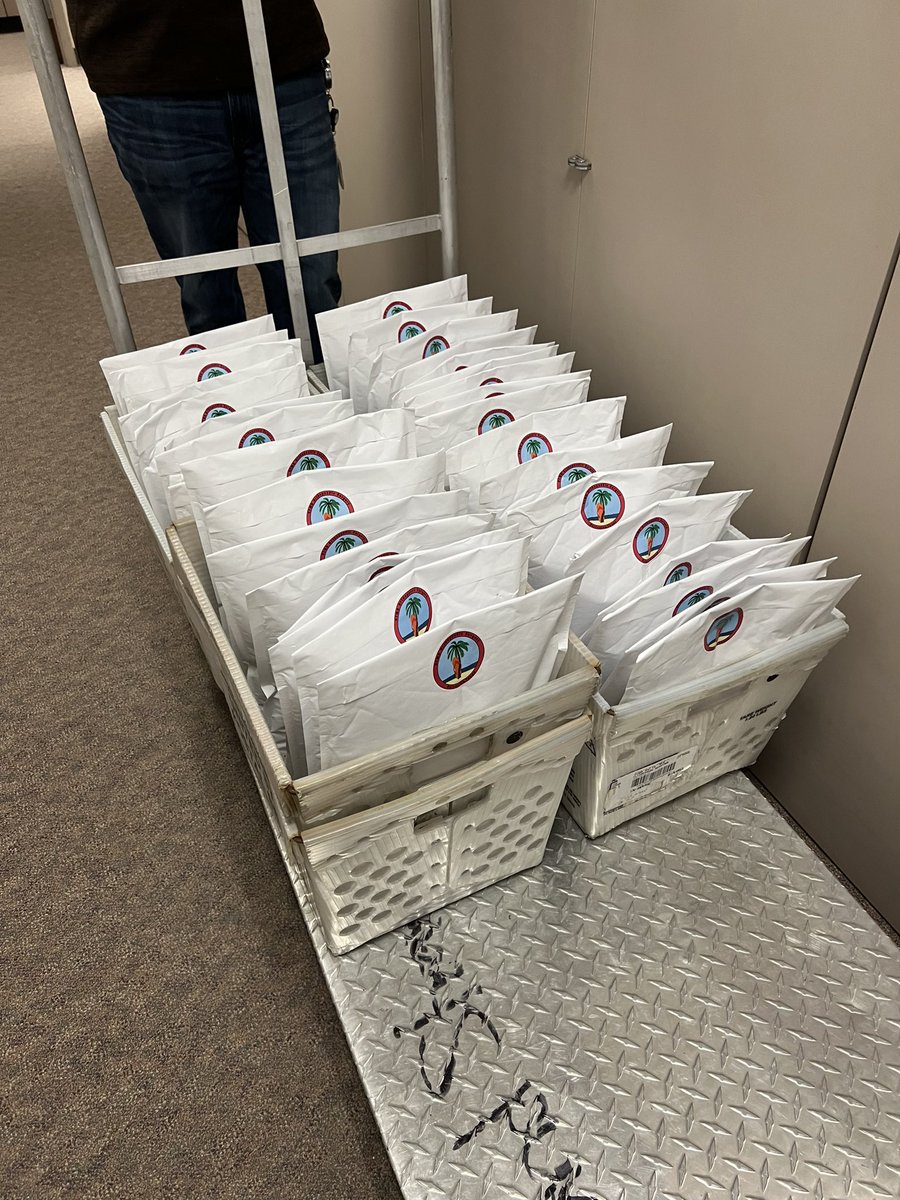 The applicant interview welcome packages were assembled with care and shipped out! We’re excited for our upcoming 1st round of interviews!!! #orthotwitter #orthomatch2023 #orthotwitter
