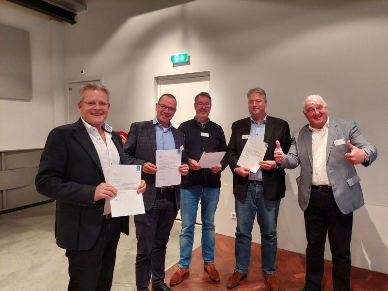 Tijdens de BOBB ledenvergadering ontvingen Ross Dupont, Jan de Bruijn, Peter van Dun en Jan Willem van Hunnik hun hercertificering van BOBB voorzitter Antoine van Schijndel. <a href="/BOBBovername/">BOBB</a> ondersteunt de kennis en kunde van de BOBB bedrijfsovernamespecialist !