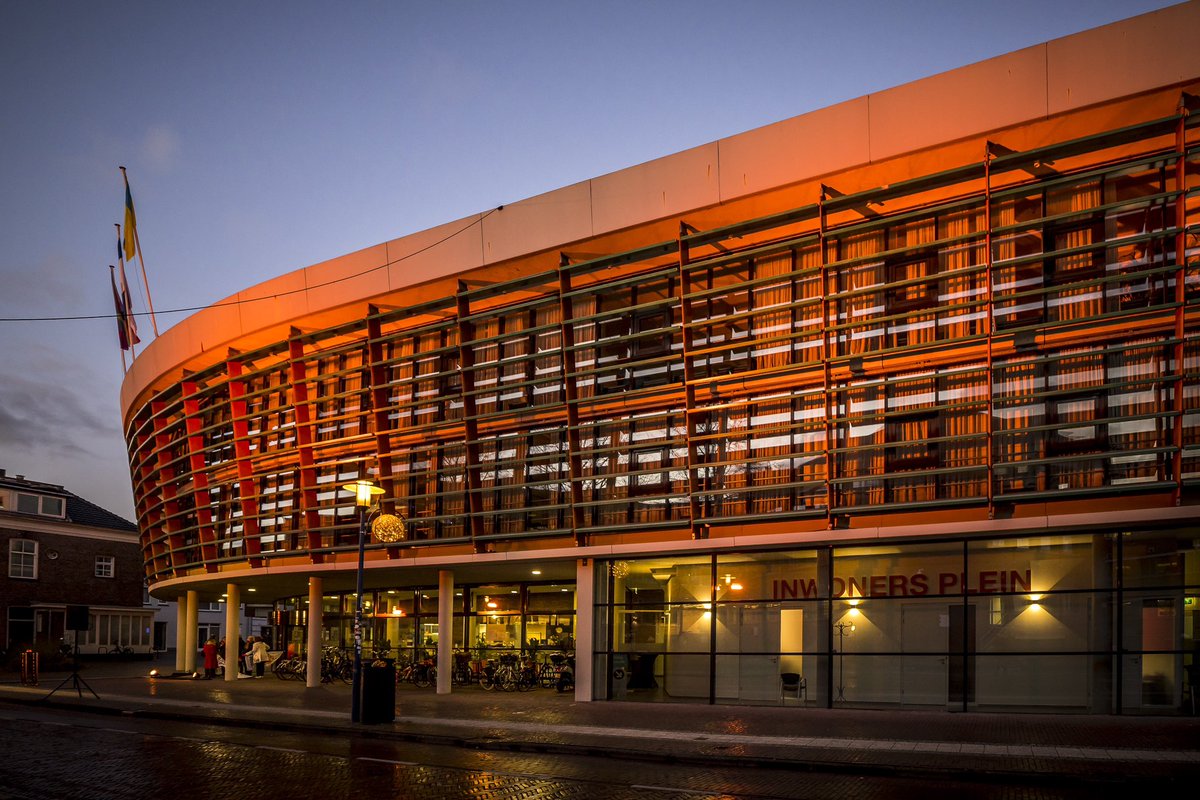 Gemeente_Assen's tweet photo. Zojuist heeft wethouder @JanBroekema het stadhuis in het oranje licht gezet. Tot en met 10 december is ons gebouw oranje om aandacht te vragen voor Orange The World. Een campagne tegen geweld tegen vrouwen en meisjes. Kijk op https://t.co/DaQyjMfZzu voor meer info. https://t.co/2YjnhcUj2o