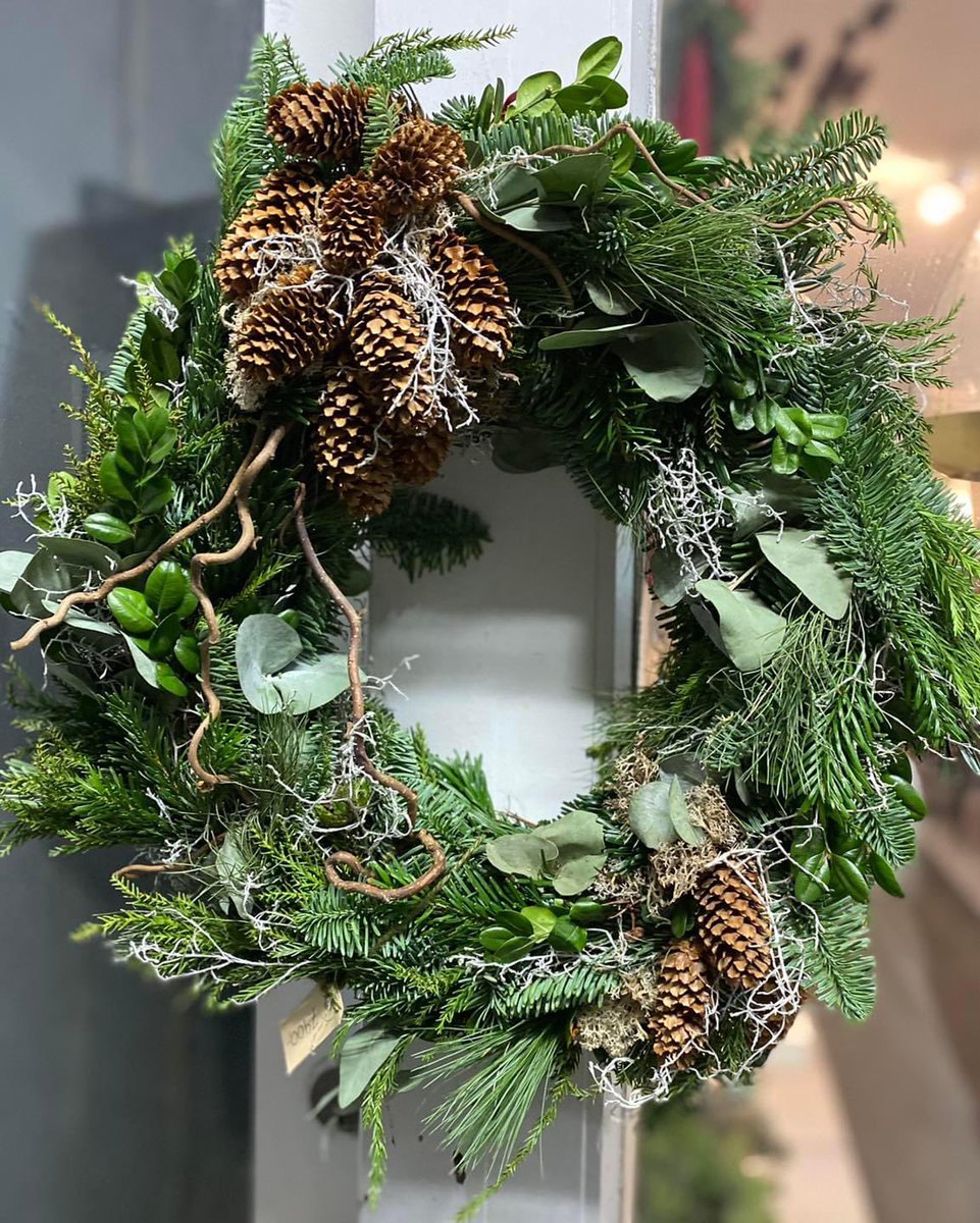 Fyrsti sunnudagur í aðventu er 27 nóvember.

Við eigum nóg af fallegum skreytingum fyrir þig og þína. Einnig tökum við á móti sérpöntunum. 
Verið hjartanlega velkomin.  

#hurðarkrans #aðventuskreytingar #jól2022 #fyrstiíaðventu