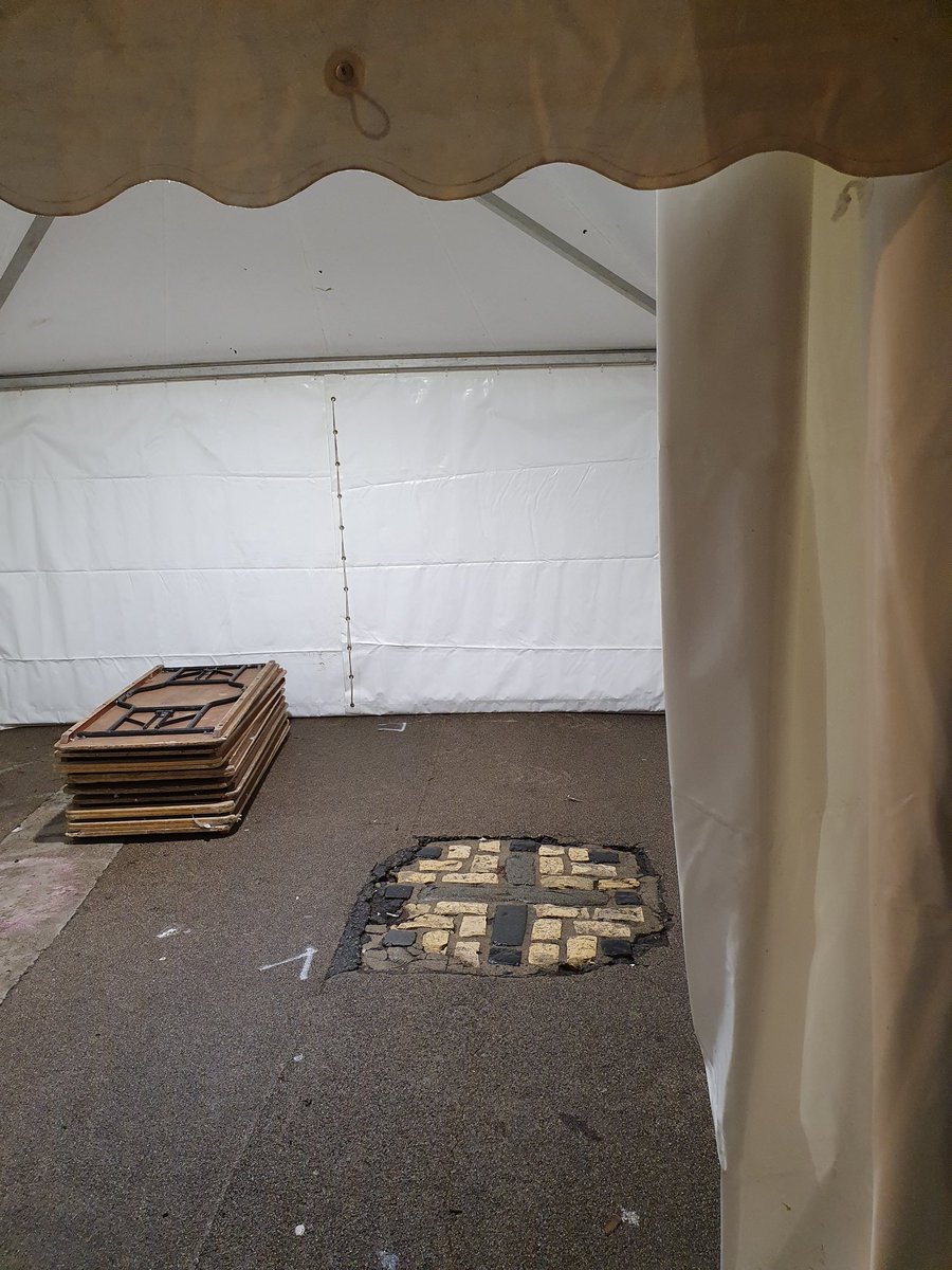 Hey <a href="/OxfordCity/">Oxford City Council</a>, or is it <a href="/OxfordshireCC/">Oxfordshire County Council</a>? Surely this is wrong. A stall covering this sacred, grim, and forbidding place? The Martyrs' Cross in Broad Street, #Oxford. The site of the burning to death of the bishops Latimer and Ridley in 1555, and Archbishop Cranmer in 1556.