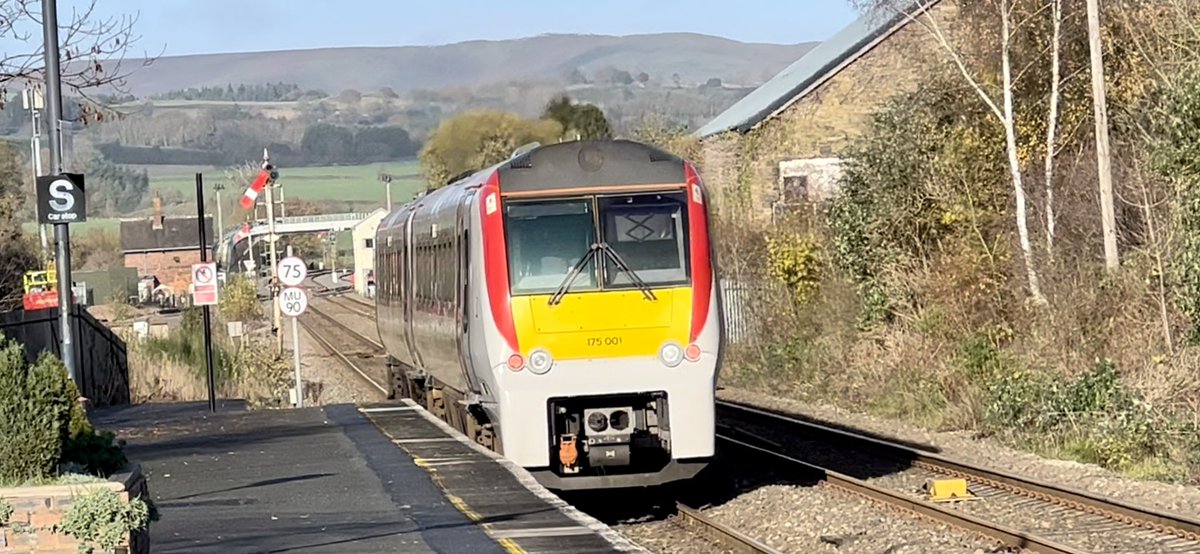 PlatformEdge1's tweet image. Some other photos from today…

Locations: Craven Arms and Hereford #Class67 #Class82 #Class175