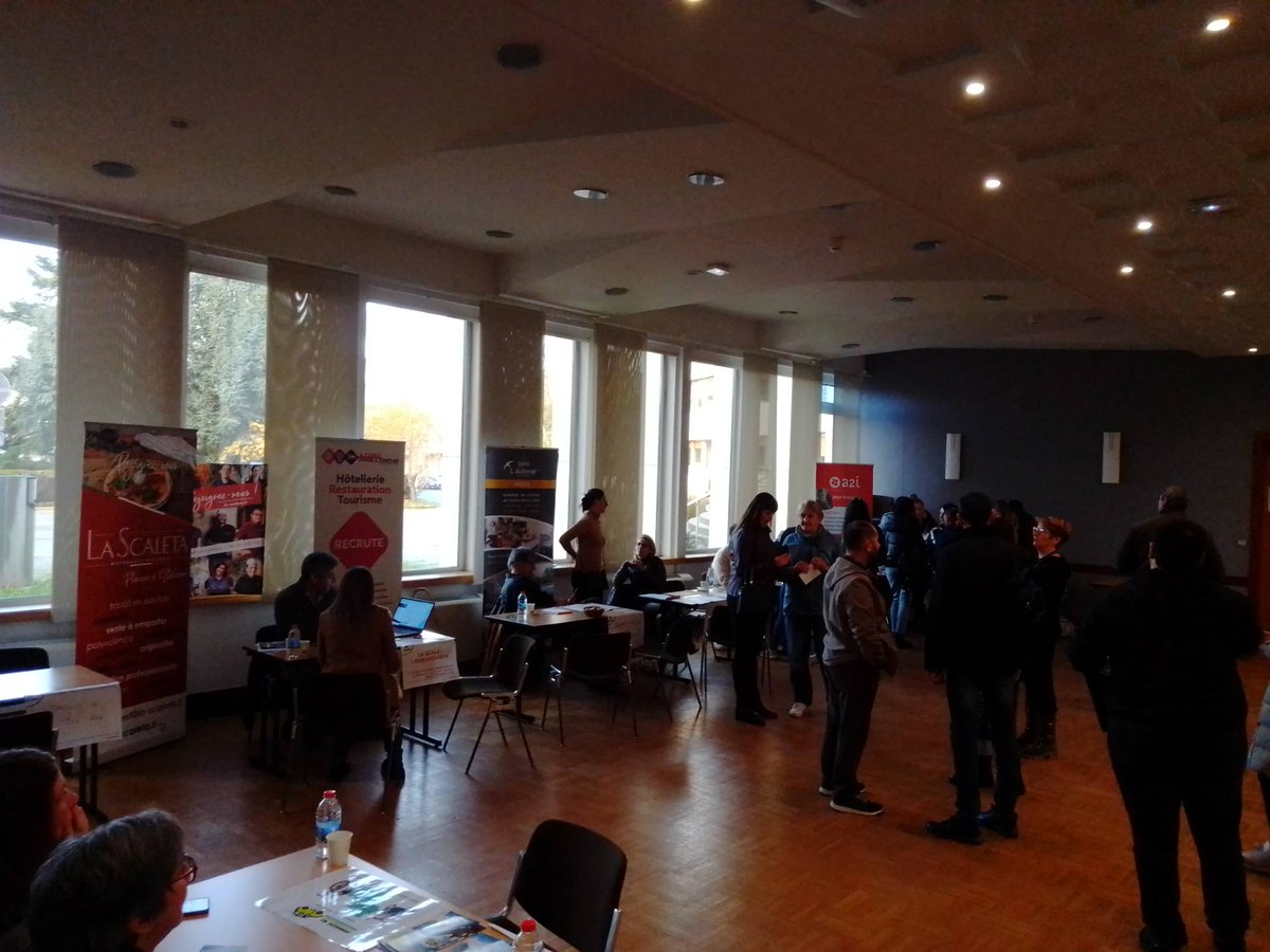 cathymaucourant's tweet photo. Ce matin job dating à la maison des entreprises de Loir-et-Cher ➡️rencontre de 12 employeurs et 50 déplacés ukrainiens avec DETSPP , @pole_emploi, ASLD, Mobilité 41 et Job 41, UMIH Loir et cher 👏et merci à tous @poleemploi_RCVL @AlineKuntz41 https://t.co/tnTlVKElXX