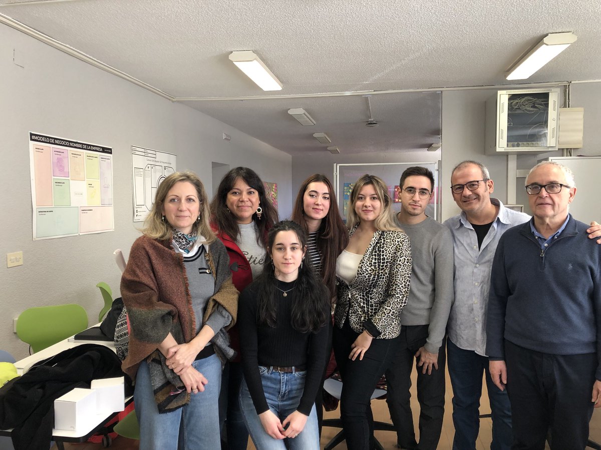 IESUNIALBACETE's tweet photo. "SI NO HAY DOS PERSONAS IGUALES... ¿POR QUÉ VESTIRNOS IGUAL?" lema del PROYECTO de nuestros alumnos de 2º CFGS Patronaje y Moda del  @IESUNIALBACETE  "AB PATRONS"nombre comercial para  el  #HackathonDigitalFP. SUBCAMPEONES entre 1600 alumnos de fp y 250 proyectos #APES_CLM #FP https://t.co/kHI3uAGHEJ
