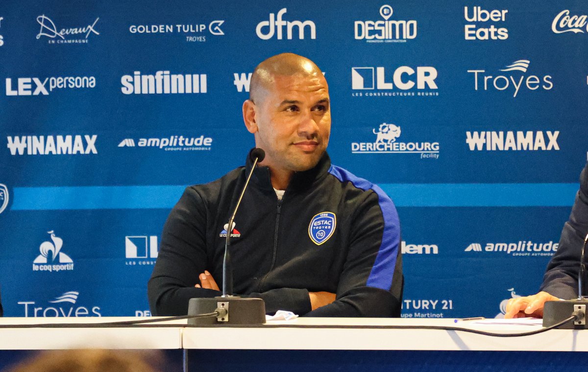 estac_officiel's tweet photo. 𝗣𝗮𝘁𝗿𝗶𝗰𝗸 𝗞𝗶𝘀𝗻𝗼𝗿𝗯𝗼 a été officiellement présenté à la presse ce vendredi 25 novembre. Aymeric Magne (Président de l'ESTAC) et François Vitali (Directeur Sportif) étaient aux côtés du nouveau technicien troyen ! 🎙

👉 https://t.co/7ND1HNbhFK

#TeamESTAC #WelcomePK 💙 https://t.co/Uxgyyk4LZU