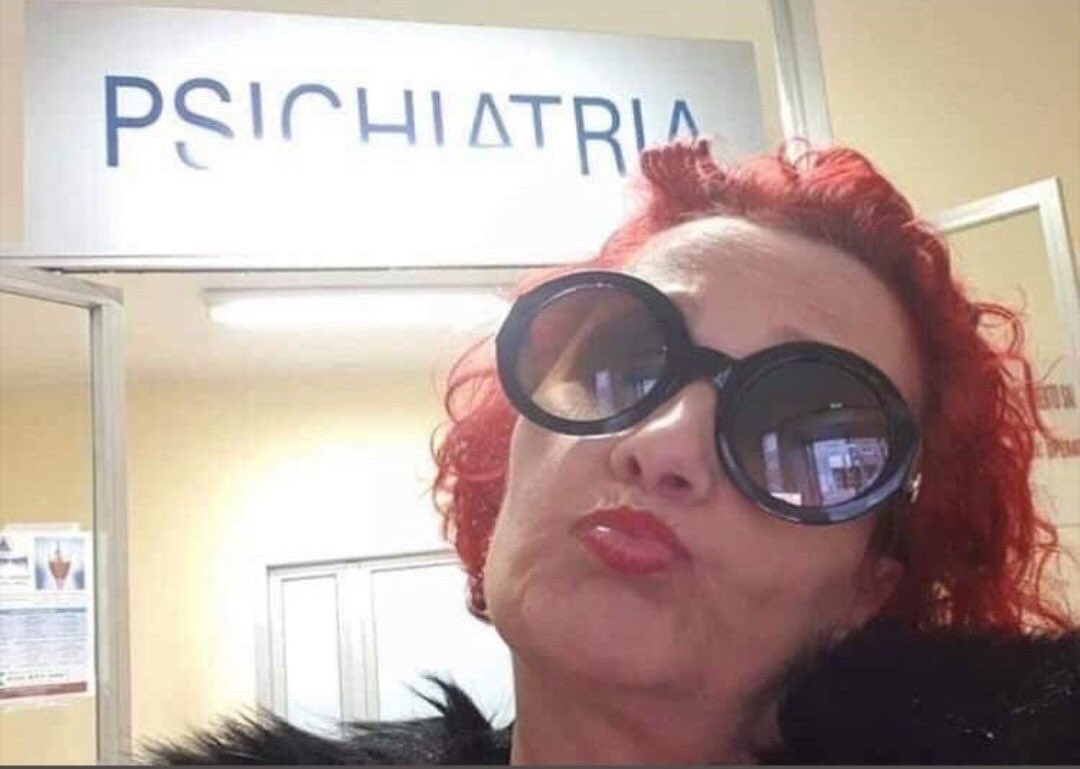 vi a un chico parecido a él <<<o sea ni siquiera era él>>> caminando con una mina y me agarró un dolor de panza tan fuerte que casi vomito
