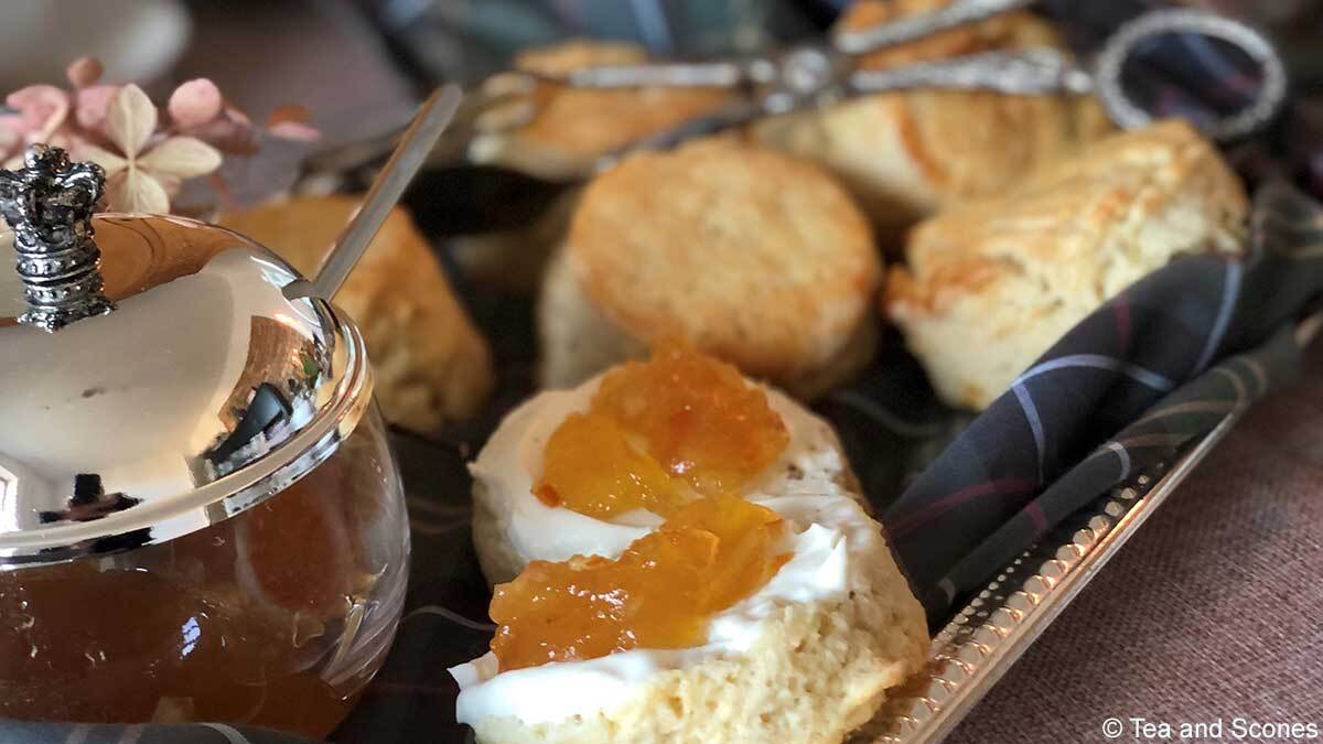 Machen Sie es sich an stürmischen Spätherbsttagen gemütlich, und genießen Sie mit Familie und/oder Freunden eine gute Teatime. Passende Kulinarik- und Deko-Ideen dazu gibt es im Blog „Tea and Scones“ von <a href="/Pfaue/">Simone Orlik</a>.
tea-and-scones.de/herbstliche-te…

#Teatime #AfternoonTea #TeatimeAtHome