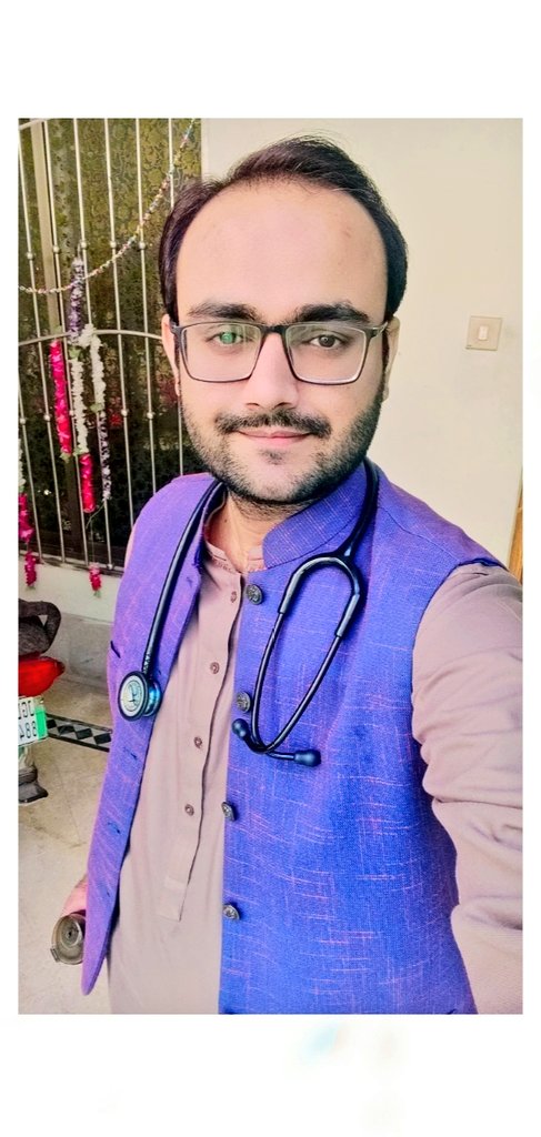 GhalluHamza's tweet photo. ہنسنے کا مشورہ بھی ترا خوب ہے مگر
مجھ میں تھا خوش مزاج کوئی، وہ نہیں رہا

چہرے کو دیکھ کر جو سمجھتا تھا میرا دکھ
ایسا بھی کوئی شخص مرا ہم نشیں رہا

کچھ اس لیے بھی ��یں یہاں اکتا گیا ہوں دوست
بستی میں ہم مزاج کوئی مل نہیں رہا https://t.co/b6l1u8JIlG
